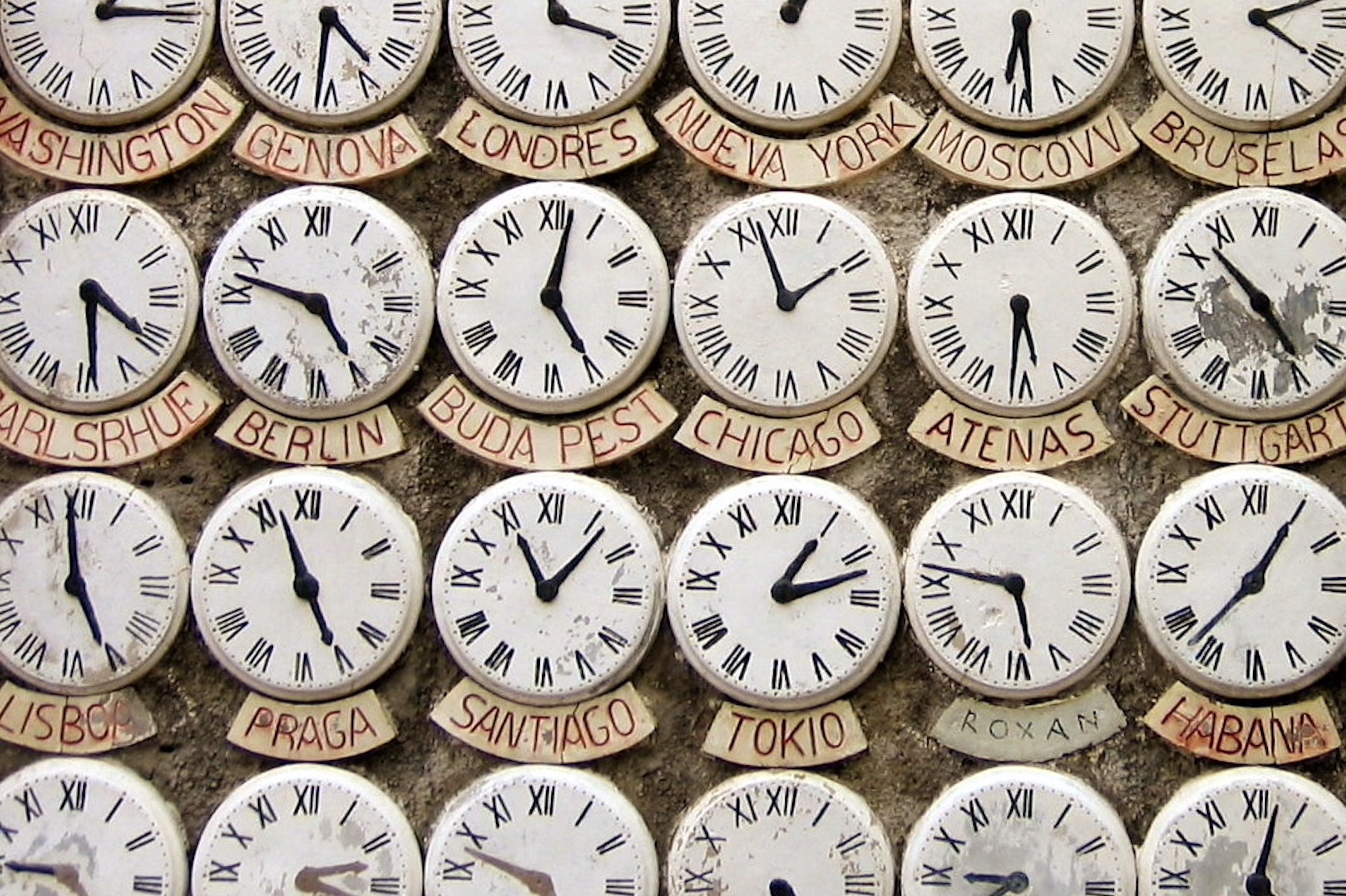 Много времени а основные. Различные часы. Много разных часов. Много циферблатов. Часы с разным временем.
